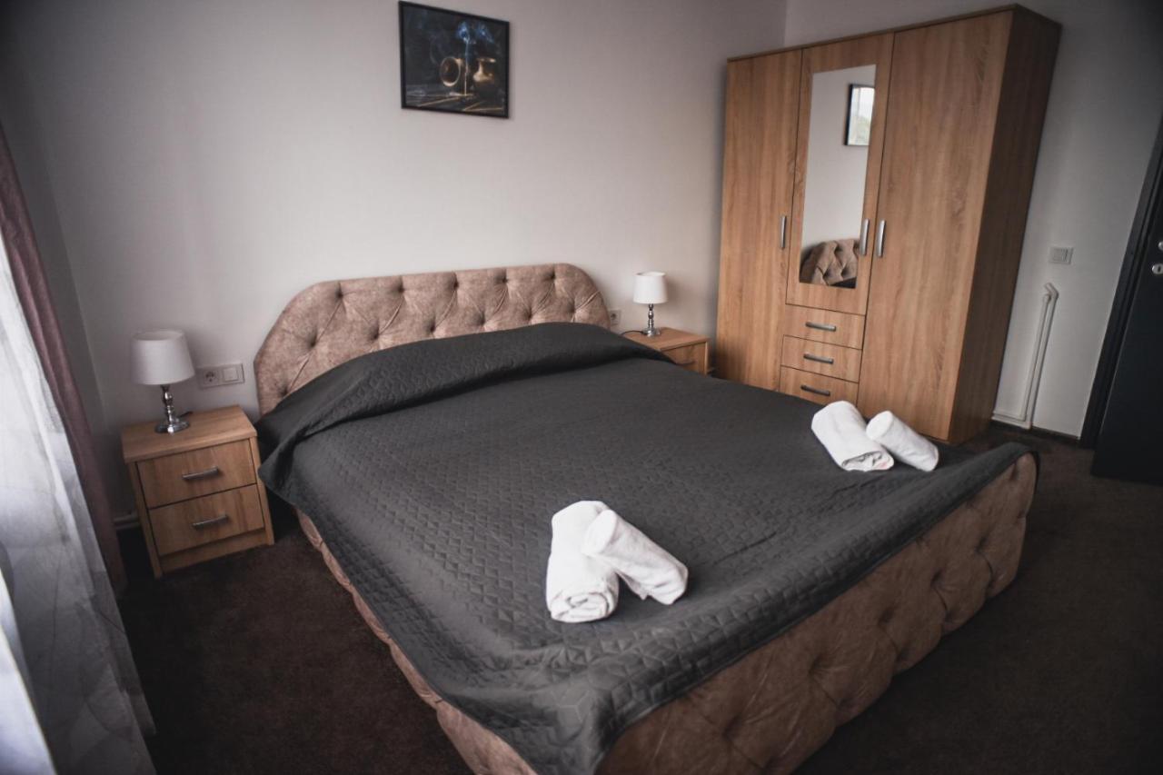 Petrosani Camere De Inchiriat - Hotel Petroshani Srl Buitenkant foto