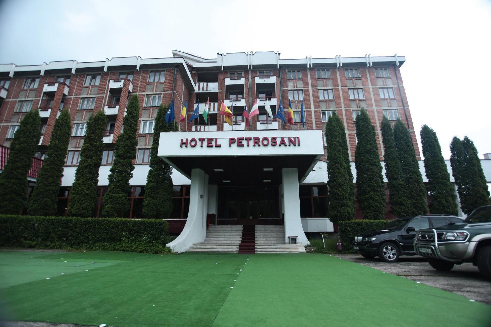 Petrosani Camere De Inchiriat - Hotel Petroshani Srl Buitenkant foto